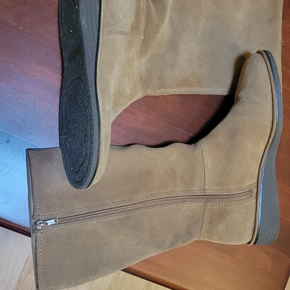 Mid-calf sand color flat boots - Picture 2 of 4